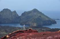 Admirando a magnífica e grandiosa paisagem do cume do vulcão Eldfell, na ilha de Heimaey, no sul da Islândia
